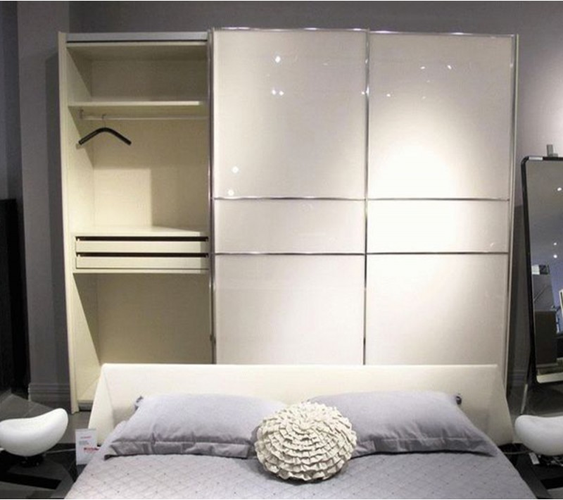 Белая спальня со шкафом купе